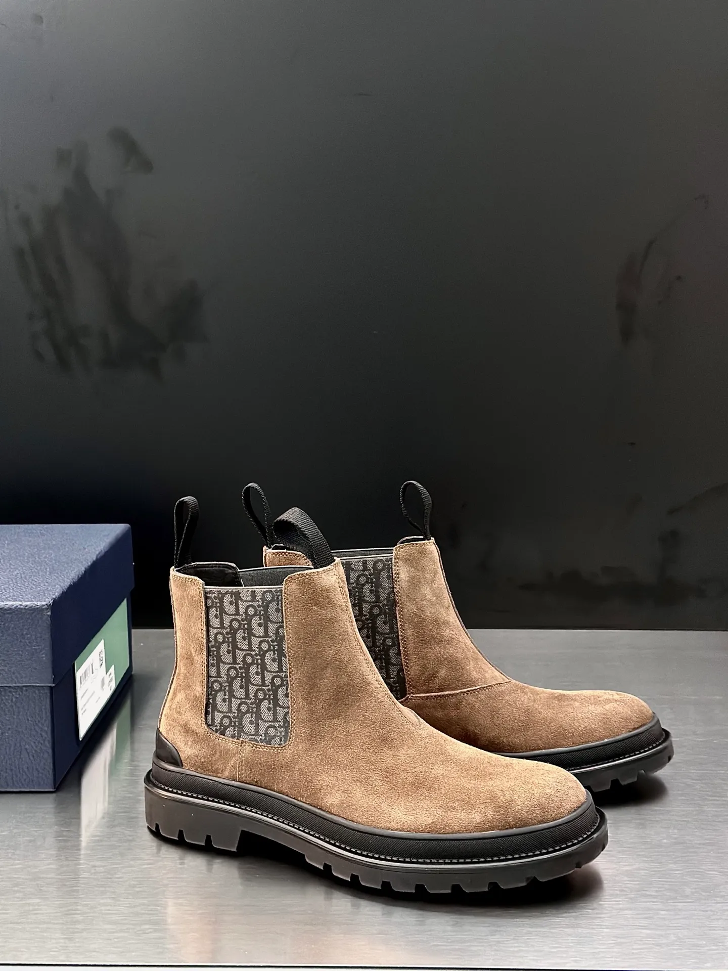 Men's shoes 💰920 Dior Dior high-top sneakers, top-quality goods produced in Dongguan, show version, leading counter trial style, Nappa cowhide material, light and breathable, soft and comfortable, easier to put on and take off, calfskin leather edging, distinctive sports style, genuine leather tongue Dior letter badge, showing the brand style, lightweight embossed pattern rubber sole, light and genuine leather feet, with original packaging Size: 39-40-41-42-43-44 (45, 46 customized) leather shoe size
